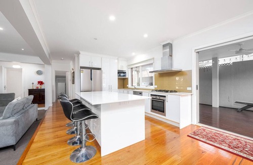 Donvale House | Tranquil Large Retreat FirePlace I Alfresco I Pool