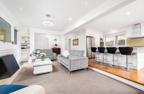 Donvale House | Tranquil Large Retreat FirePlace I Alfresco I Pool