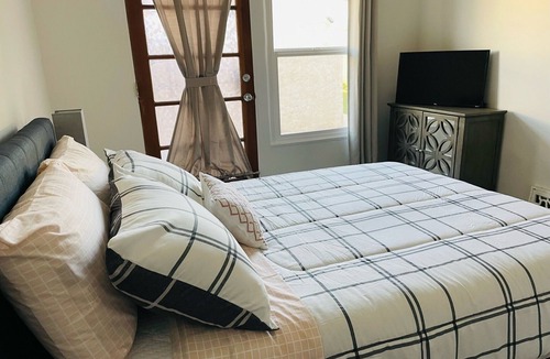 Melrose House | Tranquil Retro Hollywood One Bedroom with Parking