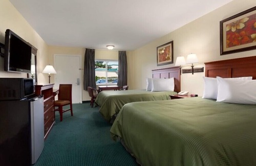 East Side Costa Mesa Hotel | Travelodge by Wyndham Orange County Airport/Costa Mesa