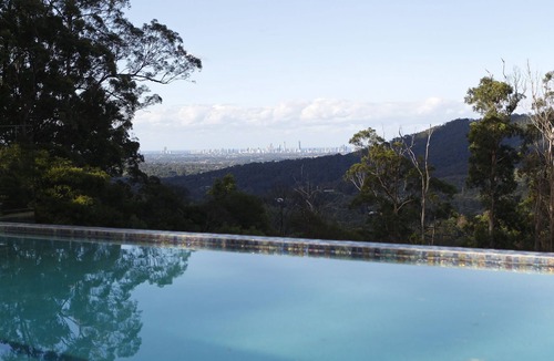Austinville House | TREE HOUSE #1. Private, stone bath with amazing views of Gold Coast Hinterland