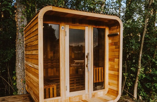 Sodus Cabin | Treehouse 5 · Honeymoon Treehouse Cabin & Spa w Private Hot Tub