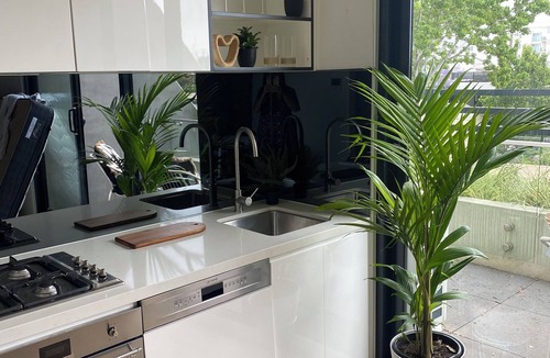 Brunswick East Apartment | Trendy Brunswick apartment, close to lygon st restaurants, balcony city views