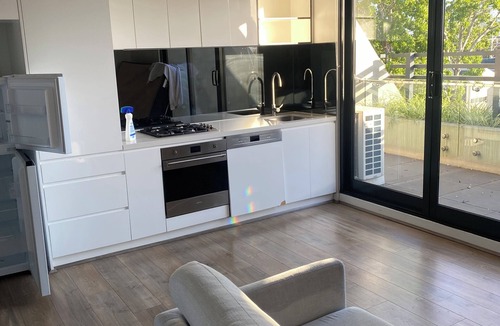 Brunswick East Apartment | Trendy Brunswick apartment, close to lygon st restaurants, balcony city views