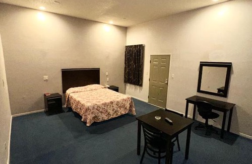 Bell Hotel | Tropic West Motel
