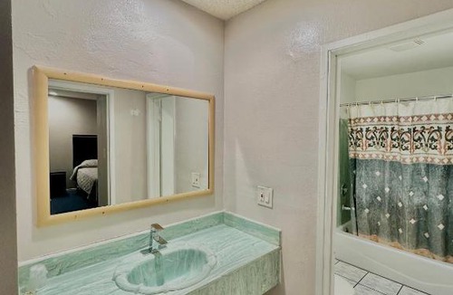 Bell Hotel | Tropic West Motel