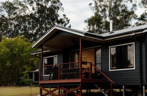 Rathdowney House | Tuckeroo Cottages - Cockatoo Cottage