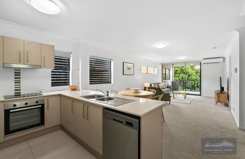 East Brisbane Apartment | Two Brm Unit, walk to Gabba, close to CBD, Free Secure Parking * Wifi