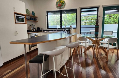 Maroochydore Apartment | Uber Cool 3Bed/1Bath-CottonTrees 3BLKBeach/Dogs OK