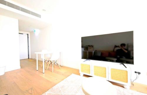 Box Hill Apartment | UG24 - Box Hill Bright and Cozy Hotel Style One Bedroom Suite Kitchenette Ideal for Short Stays
