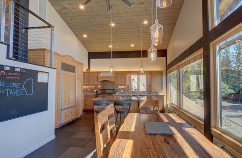 South Lake Tahoe House | Ultimate Location, Lake View, On the mountain, 5 min to the action.