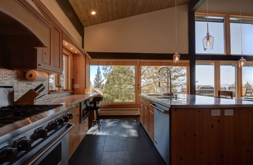 South Lake Tahoe House | Ultimate Location, Lake View, On the mountain, 5 min to the action.