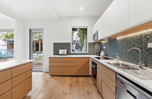 Elwood House | Ultralux 5BDR Beachfront Home in Elwood