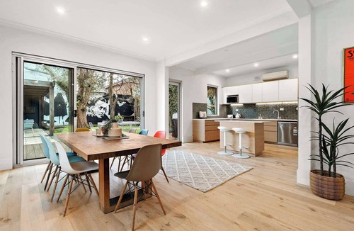 Elwood House | Ultralux 5BDR Beachfront Home in Elwood