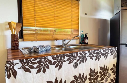 Mahina Apartment | Upper-level house, terrace & shared swimming pool - Fare Fei