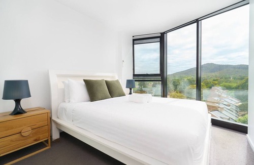 Reid Apartment | Upscale 3BR City Apartment Central CBD Living
