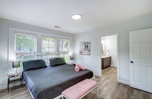 Paw Creek House | Uptown Style I Hot Tub & Fire Pit I King Suite