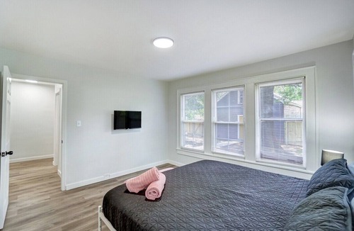 Paw Creek House | Uptown Style I Hot Tub & Fire Pit I King Suite