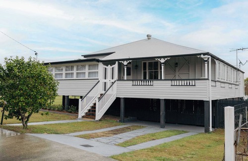 Booval House | Urban Getaway Colonial 6 beds 2 bath, aircon, pet, family