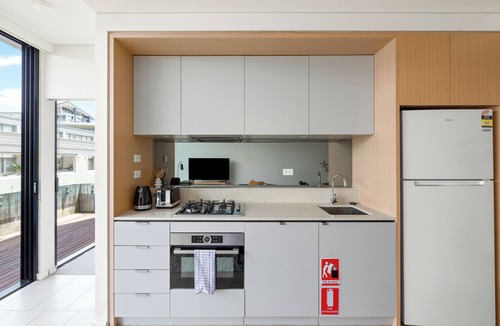 Camperdown Apartment | Urban Oak Peaceful Hideaway near Cafs and Markets