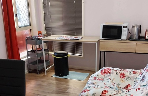 Harristown Apartment | VACANT NOW. Budget Studio room with all you need. Near shops and Uni.
