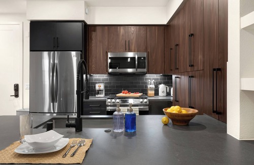 Airport Area Apartment | Valeria - Prime Luxury Apartment - 1BR King Bed/1BA w/Amenities