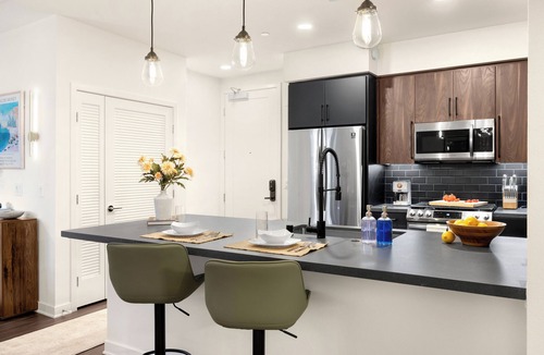 Airport Area Apartment | Valeria - Prime Luxury Apartment - 1BR King Bed/1BA w/Amenities