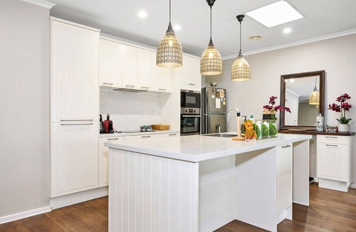 Sanctuary Lakes Apartment | Vibrant Townhouse Retreat Balcony Bliss Awaits