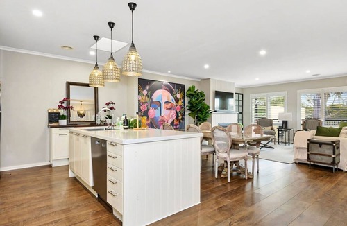 Sanctuary Lakes Apartment | Vibrant Townhouse Retreat Balcony Bliss Awaits