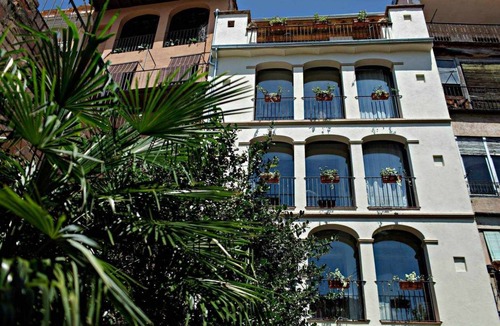 Olot Apartment | Vidrier, flat with access to indoor swimming pool