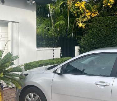 Golden Glades House | VILLA GUILLA