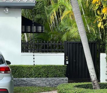 Golden Glades House | VILLA GUILLA