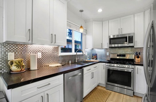 Woodland Hills House | Villa La Verde -Remodeled 4BR Villa, Pool & Guesthouse in Los Angeles