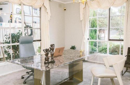 Melbourne Central Business District Villa | Villa pool garden