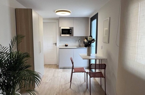 Urbanizacion Costabella House | Villa with a pool and a guest house by the beach