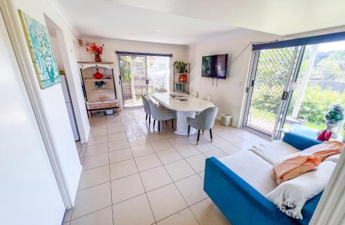 Runcorn House | Vista Air conditioned Holiday Dream Castle Youth Hotel