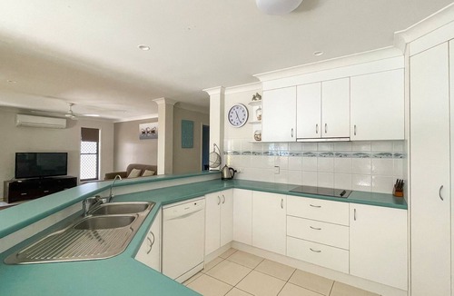 Toogoom House | Wags On The Beach - Toogoom - Beachfront- 4BR-Aircon- Pets OK