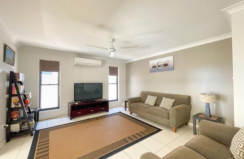 Toogoom House | Wags On The Beach - Toogoom - Beachfront- 4BR-Aircon- Pets OK