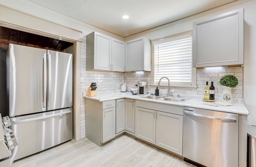 Birmingham Cottage | Walk to Amphitheater & Stadium: Home w/Deck!