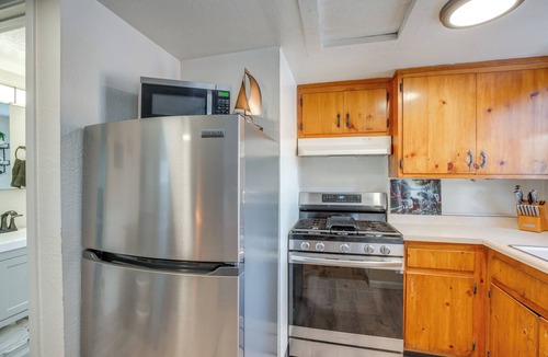 Lincoln Park Cabin | Walk to Beach: Dog-Friendly Cabin in Glenbrook!