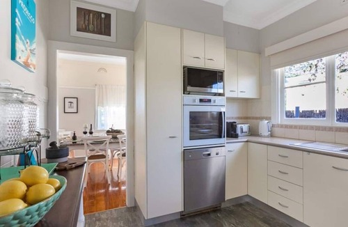 Mornington Peninsula House | Walk to beach/shops Games room, linen Wifi. Pet friendly