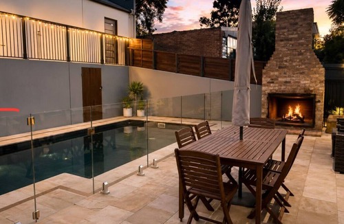Quarry Hill House | Walk to Bendigo CBD | Heated Pool | Outdoor Fire | Family-Friendly Victorian