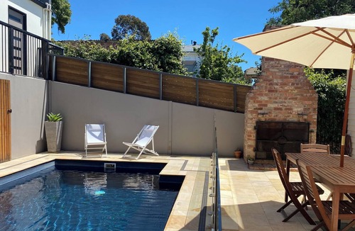 Quarry Hill House | Walk to Bendigo CBD | Heated Pool | Outdoor Fire | Family-Friendly Victorian