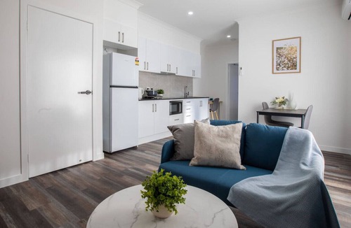 Oxley House | Walk to Mall & Train | Private Suite Kitchen & A/C
