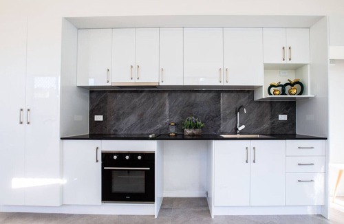 Oxley House | Walk to Mall & Train | Private Suite Kitchen & A/C