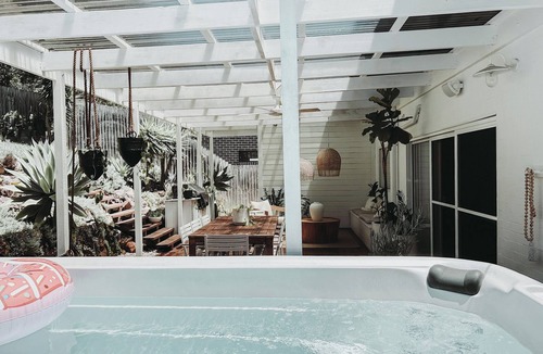 Salamander Bay House | Wanda Wanda House - Hot Tub & 150m to the Sand