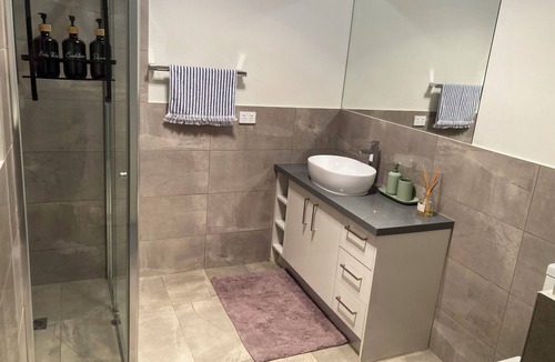 Oak Park House | Warm & inviting home close to Melbourne airport & CBD