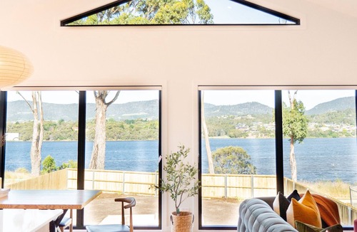 Austins Ferry House | Waterfront Luxury hideaway home/close to MONA art museum