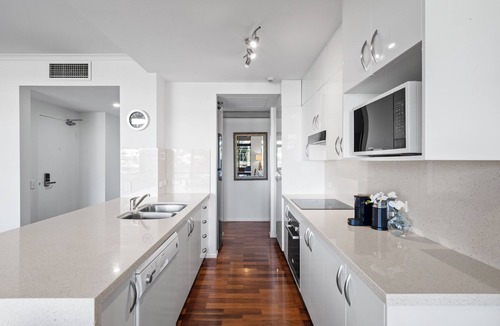 Kangaroo Point Apartment | Waterfront, near Story Bridge, close to CBD, Southbank & amenities, parking incl