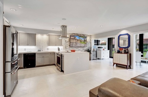 Boca Raton House | Welcome to a sleek and pristine modern home
